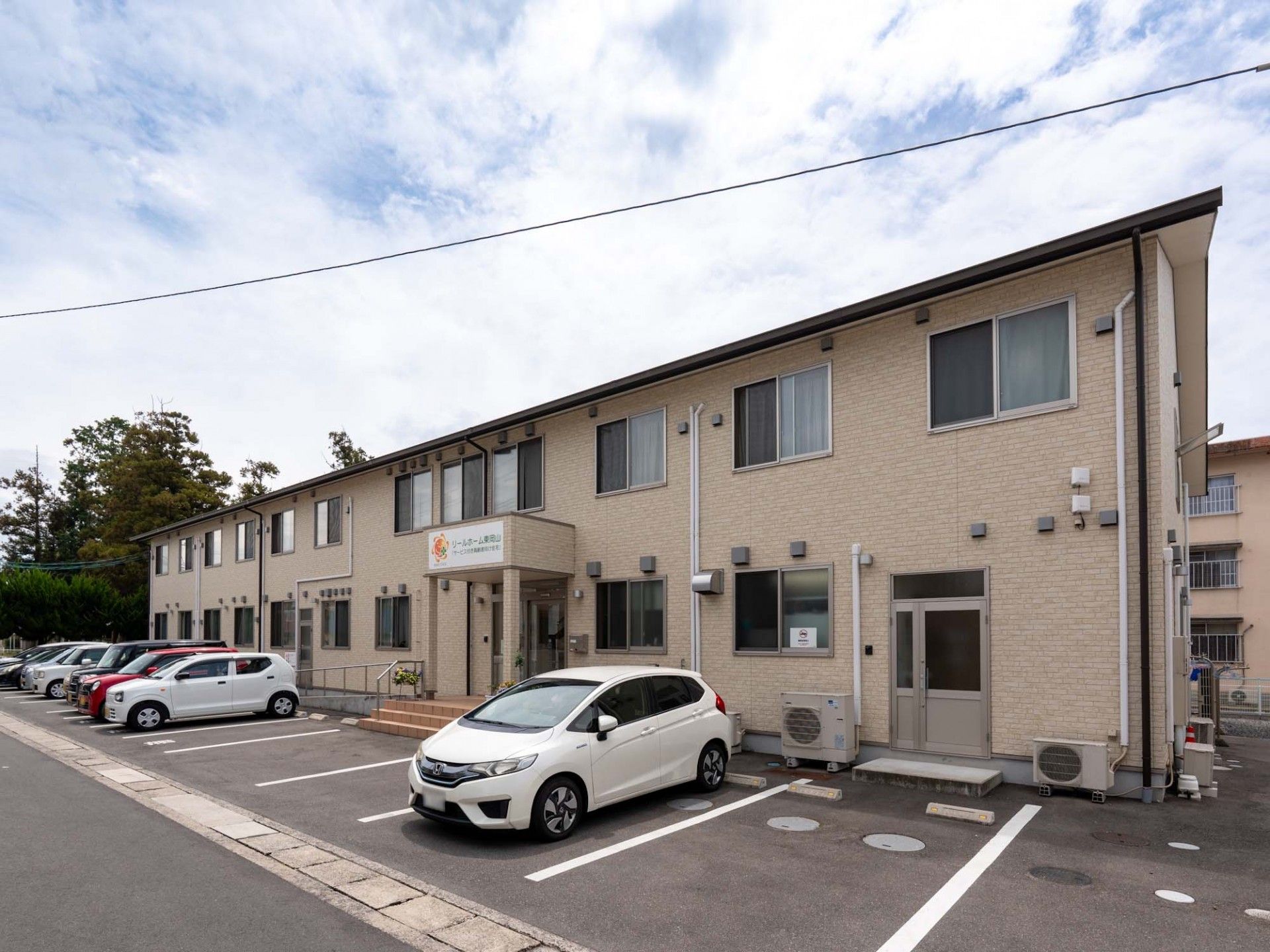 ゆったりとした外観の建物