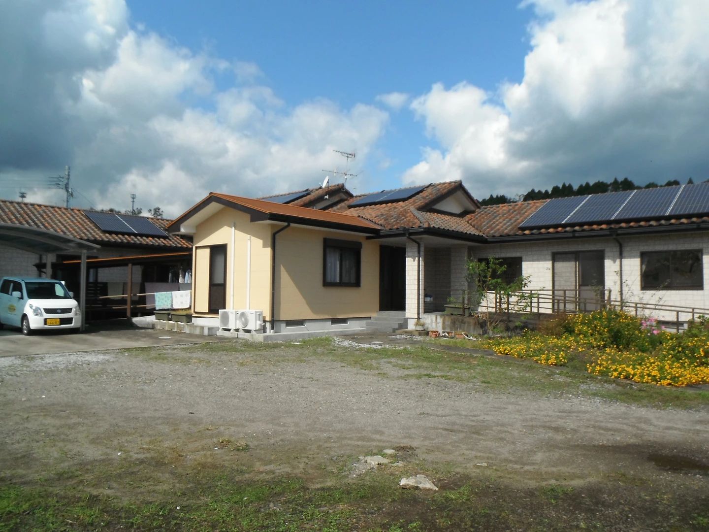 明るい庭付きの居室