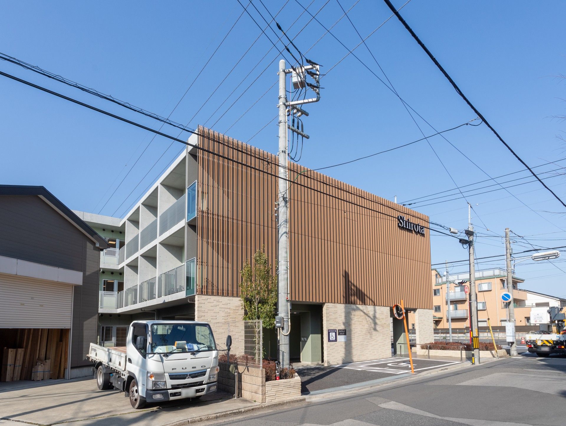 モダンな建物の外観