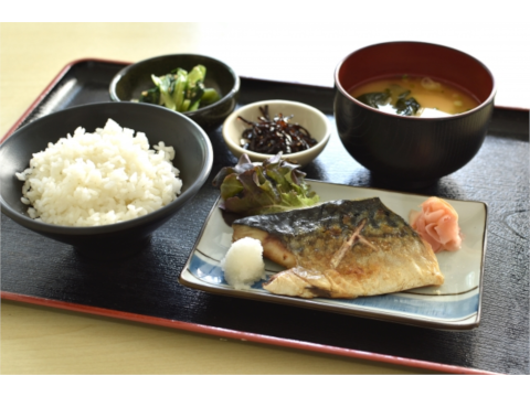 車いすの女性に寄り添うスタッフと穏やかな表情の高齢者の様子。やわらかい表情を見せている写真