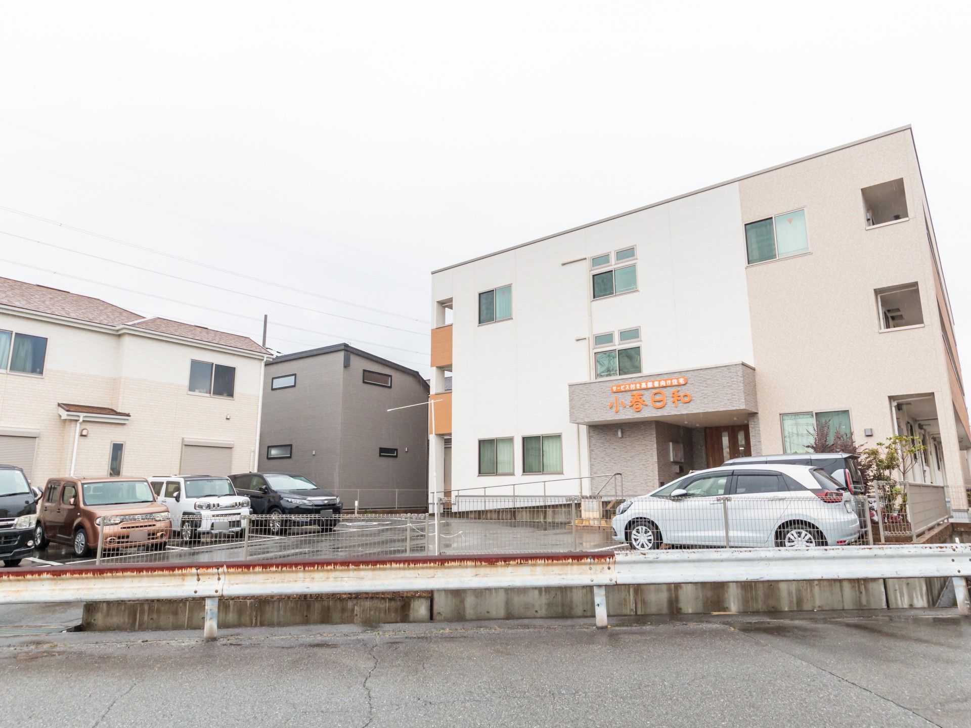 駐車場のある建物外観