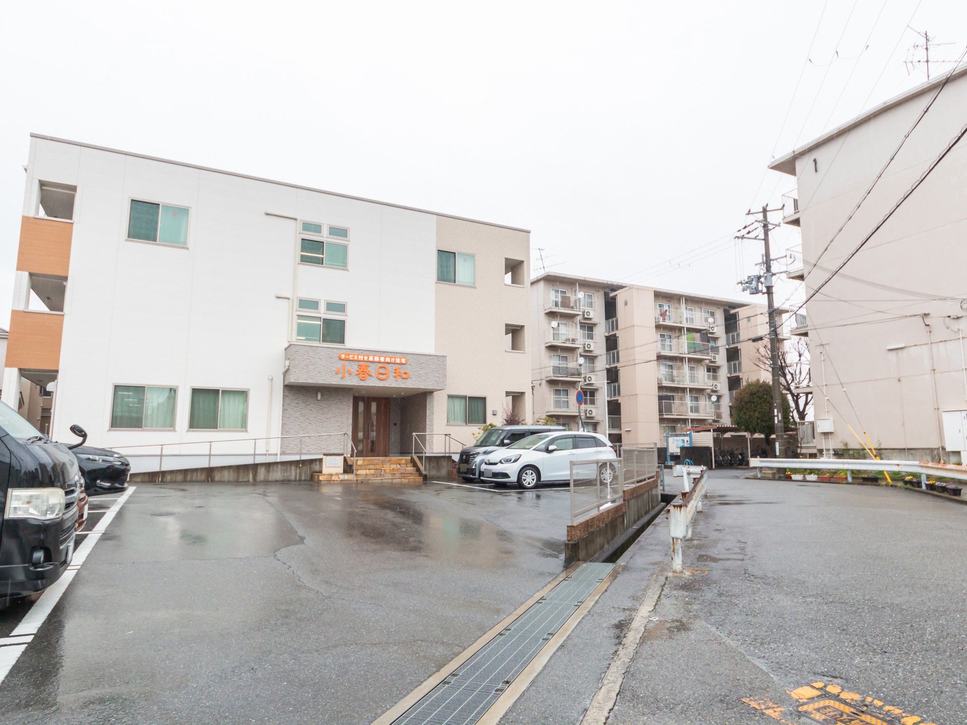 建物の外観と駐車場