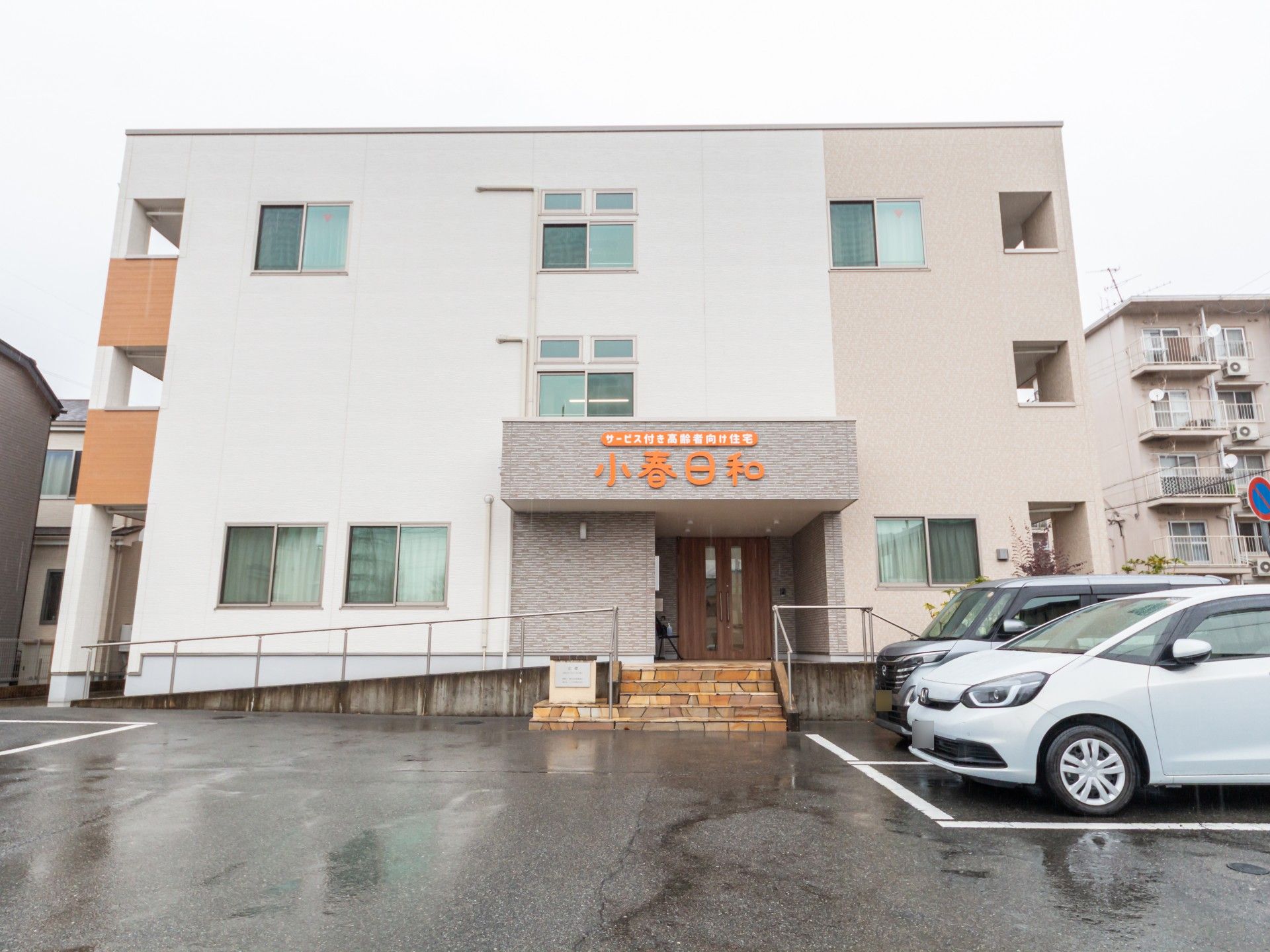 駐車場付きの建物外観