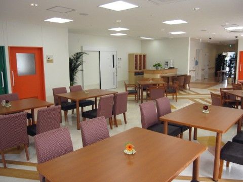 広々としたリビングダイニングは通路が広く設けてあるので、車椅子をご利用の方でも余裕を持って移動することができる。