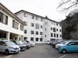 駐車場のある建物外観