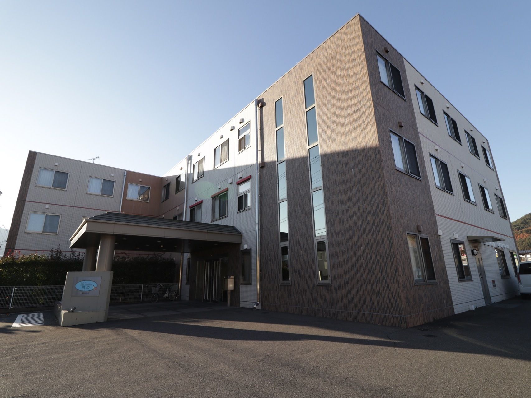 施設は屋根付きのエントランスを設けている3階建ての建物である。敷地内に広い駐車スペースが完備されている。