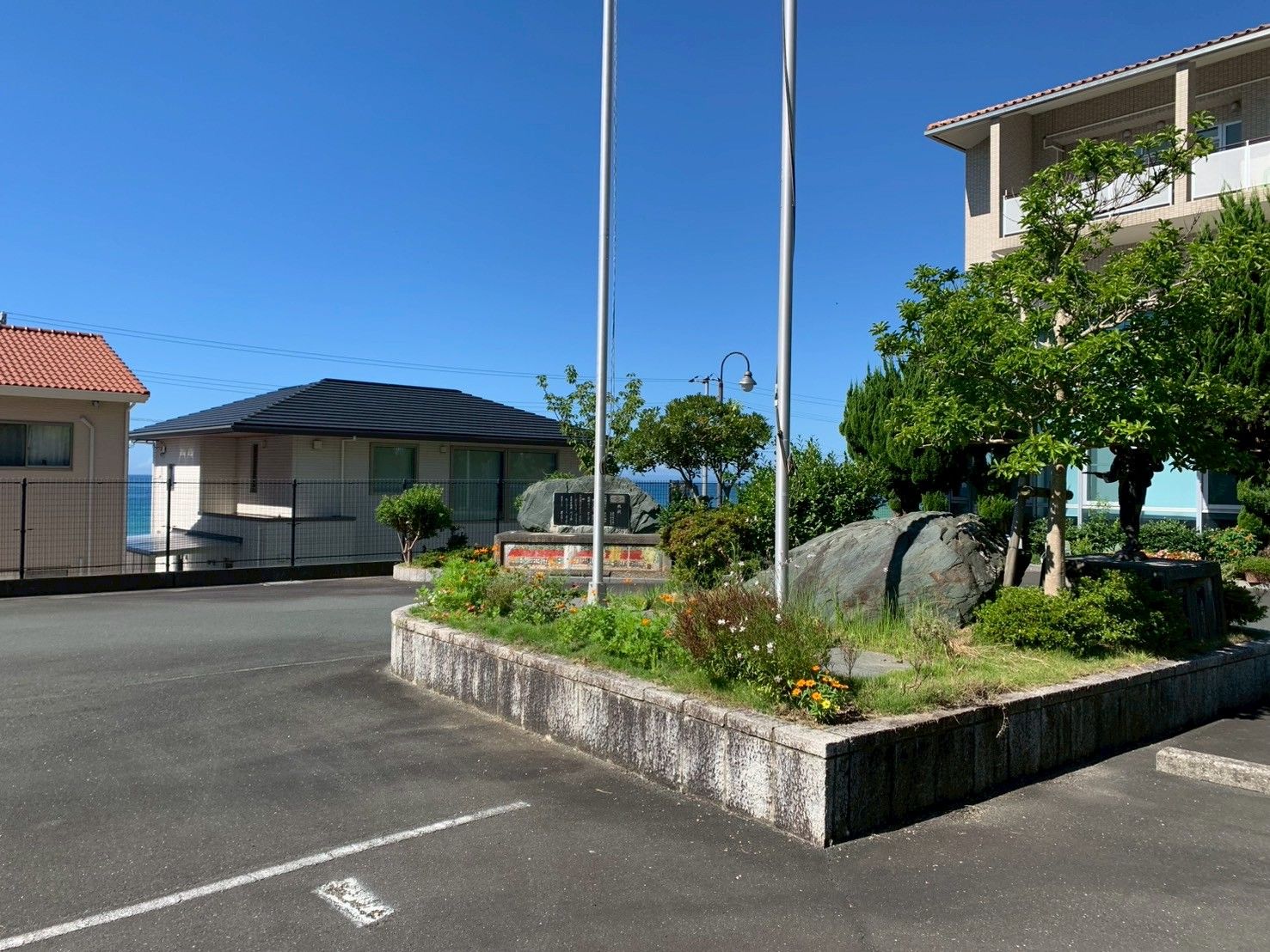 緑豊かな外観の建物