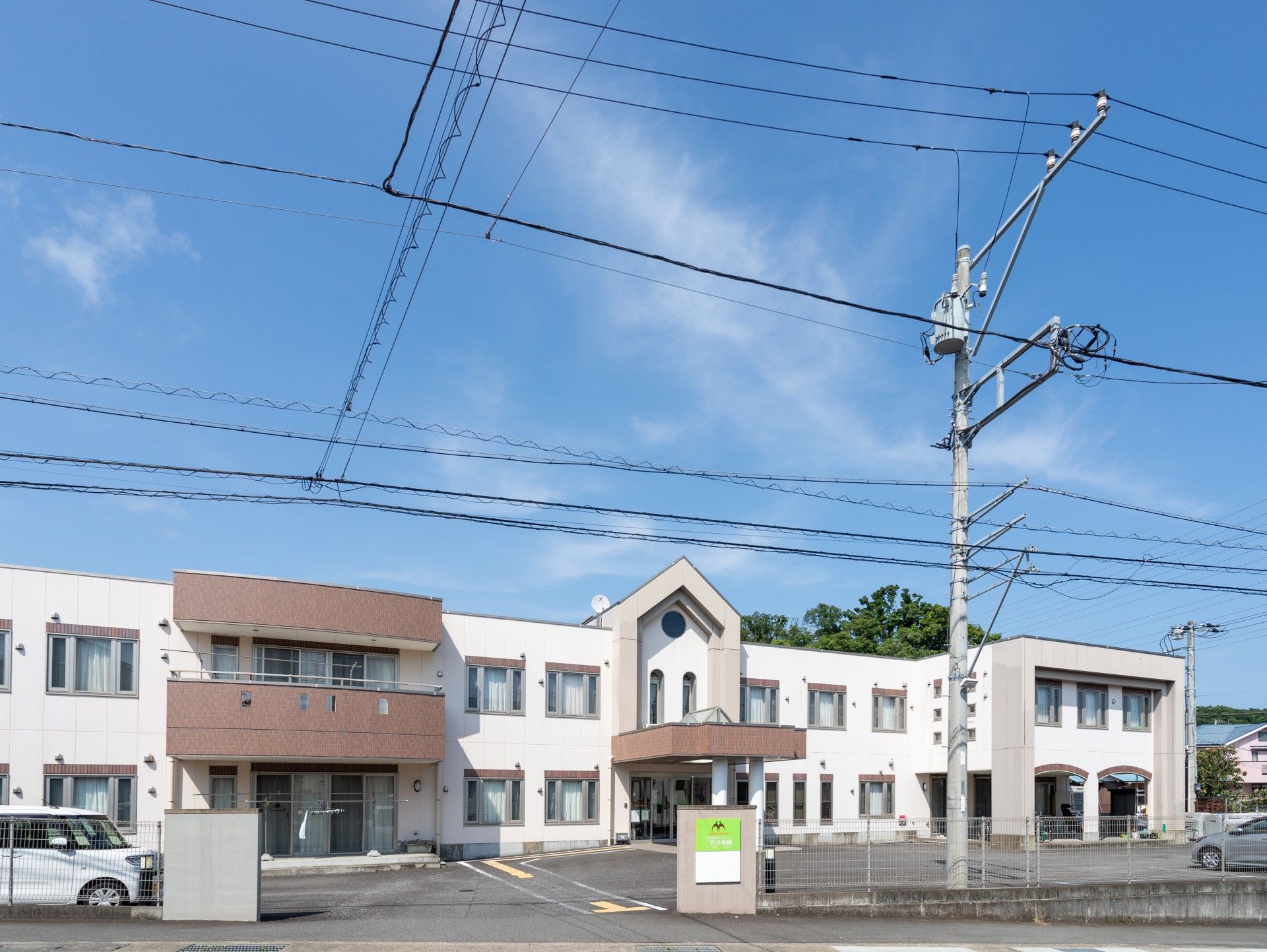 青空の下の建物外観