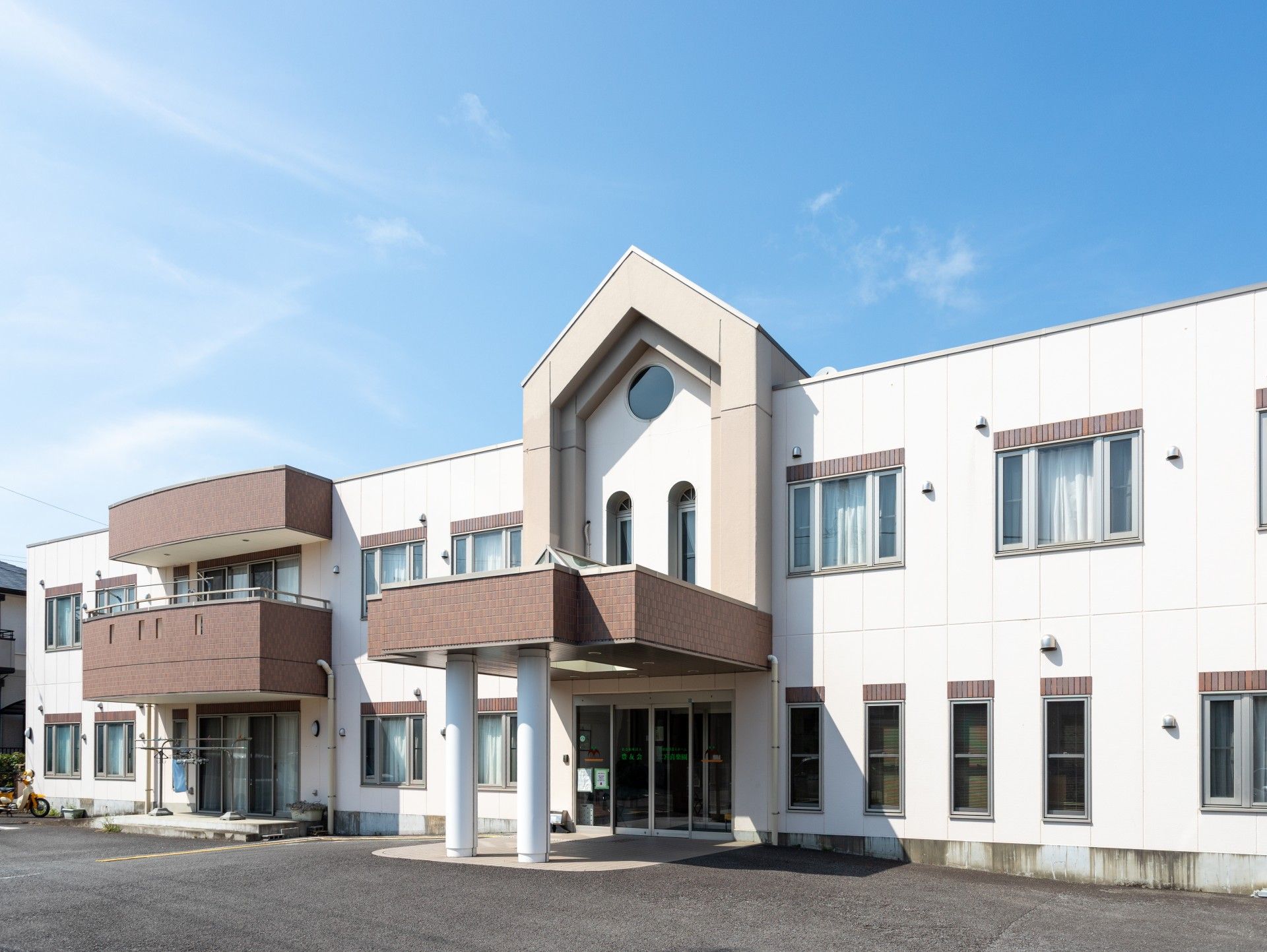 青空の下の建物外観