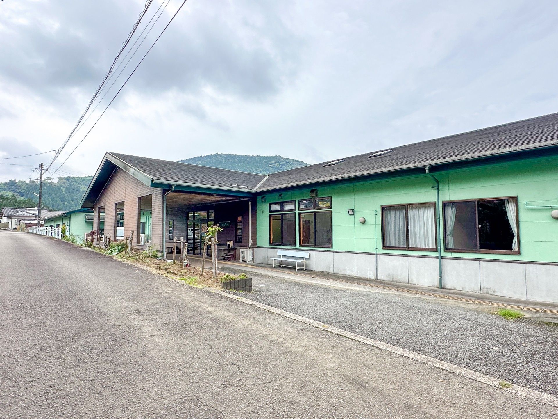 緑色の壁の建物外観
