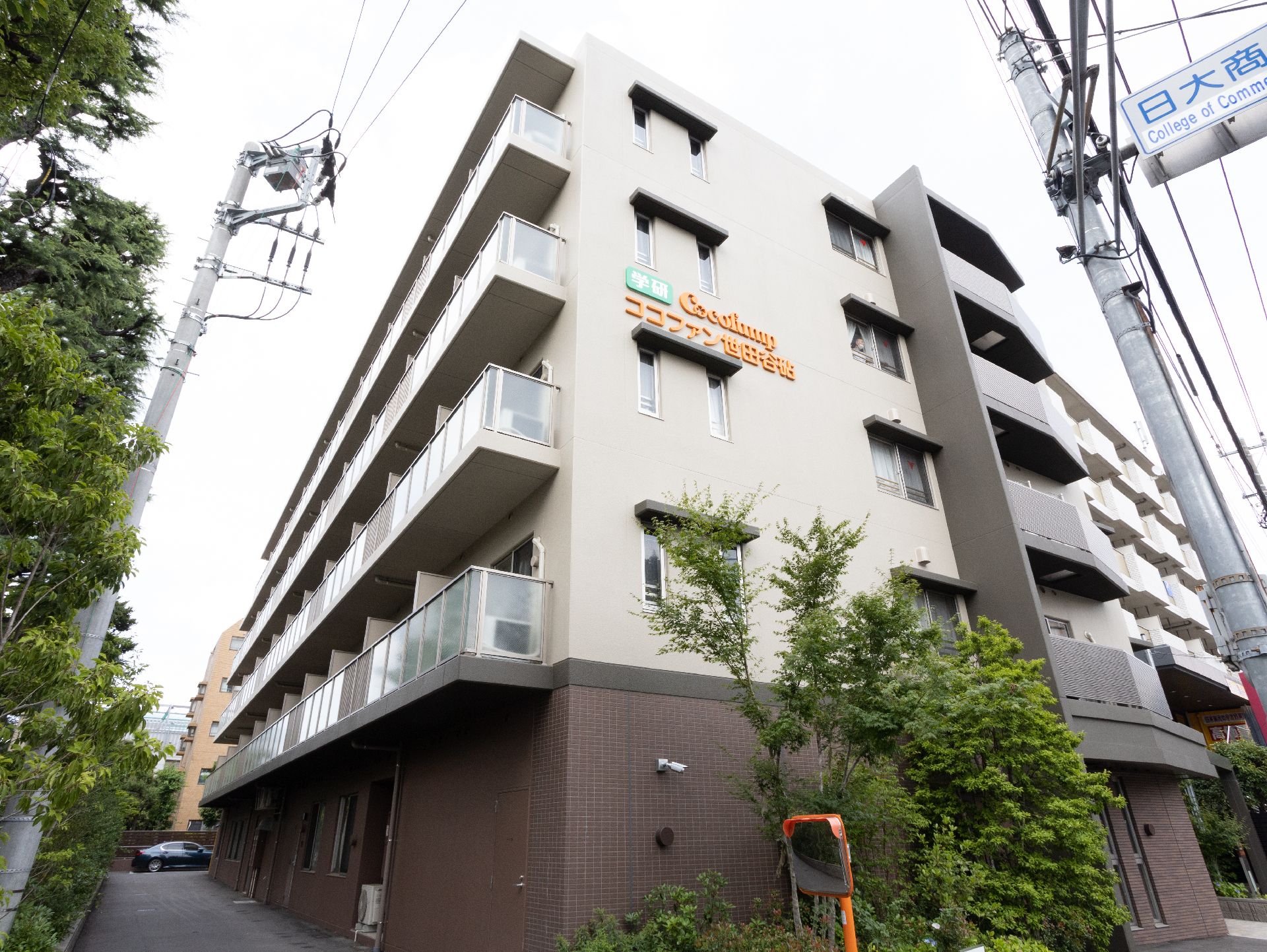 ブラウン系とホワイトの2色で構成されたお洒落感のある施設の外観