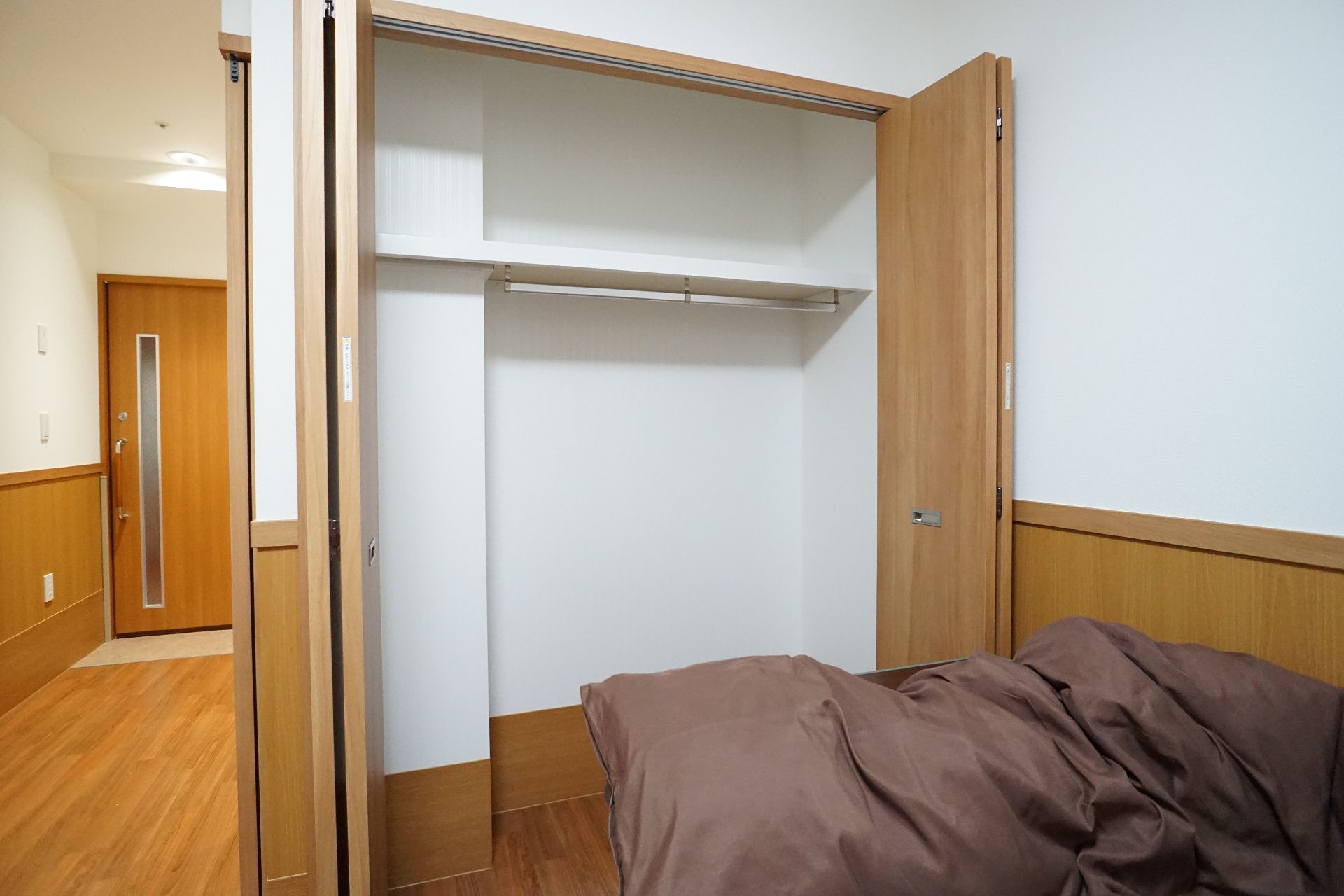 自宅から持ってきた洋服を掛けることができる居室のクローゼット