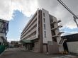 駐車場も近くに設置してある介護施設の外観