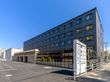 広い駐車場のある建物