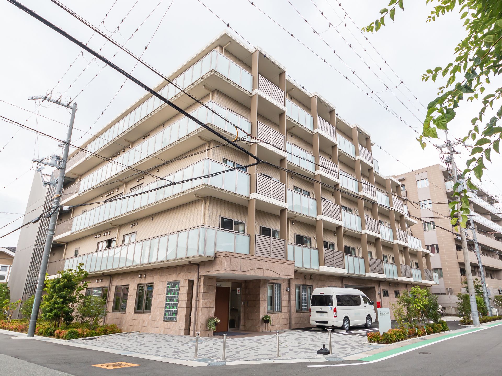 駐車場を完備した施設外観