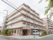駐車場を完備した施設外観