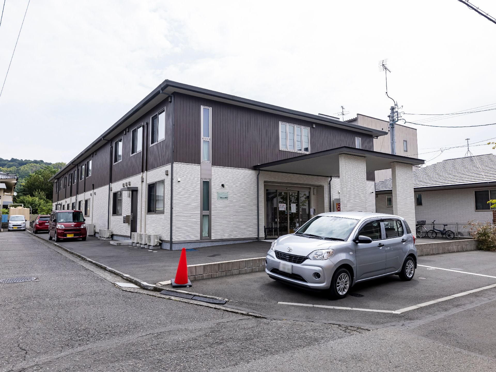 駐車場を完備した2階建ての施設