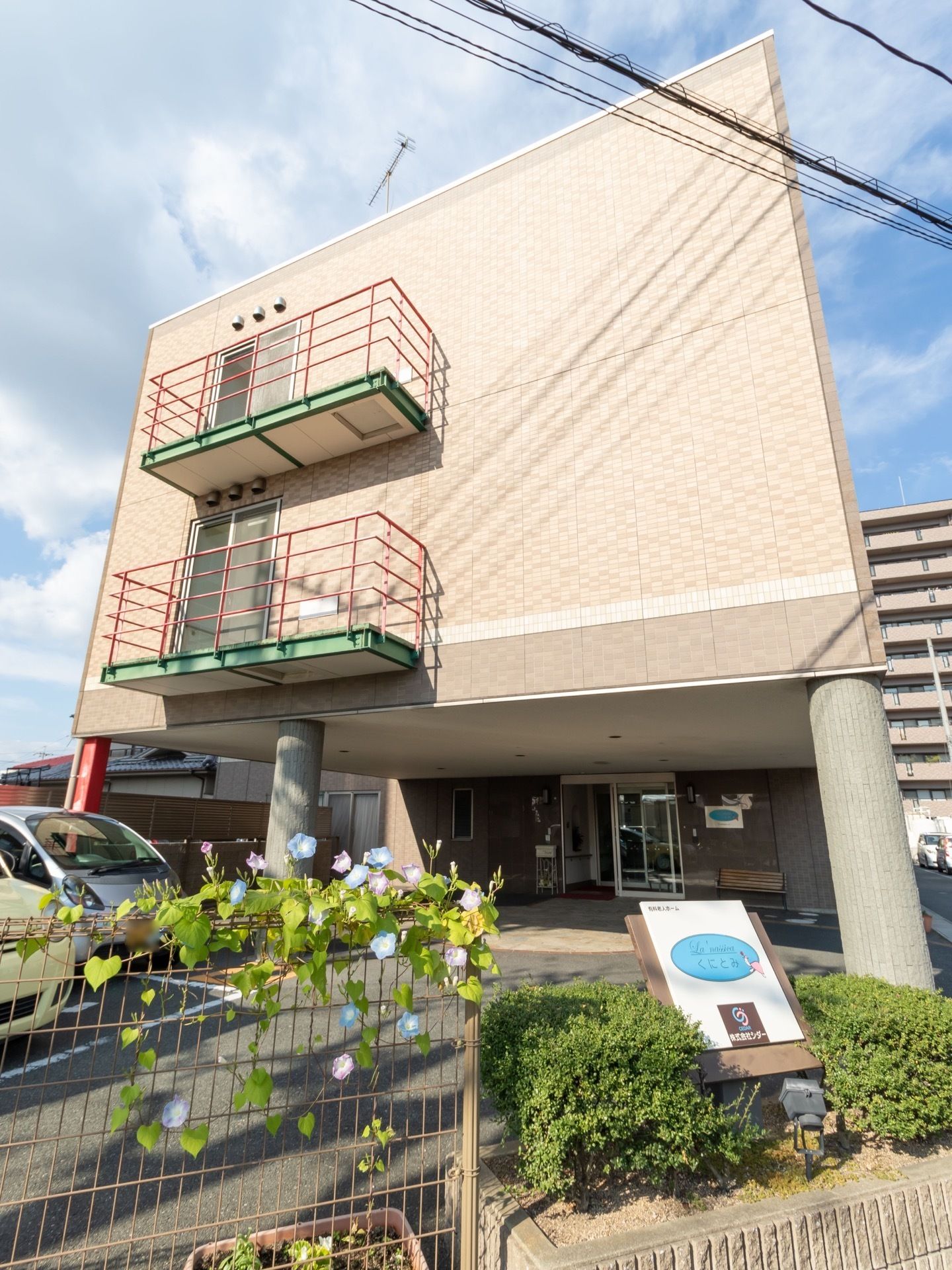 エントランスの外にはベンチが設置されている。屋根があるので雨の日でも利用可能で、気軽に気分転換ができる。