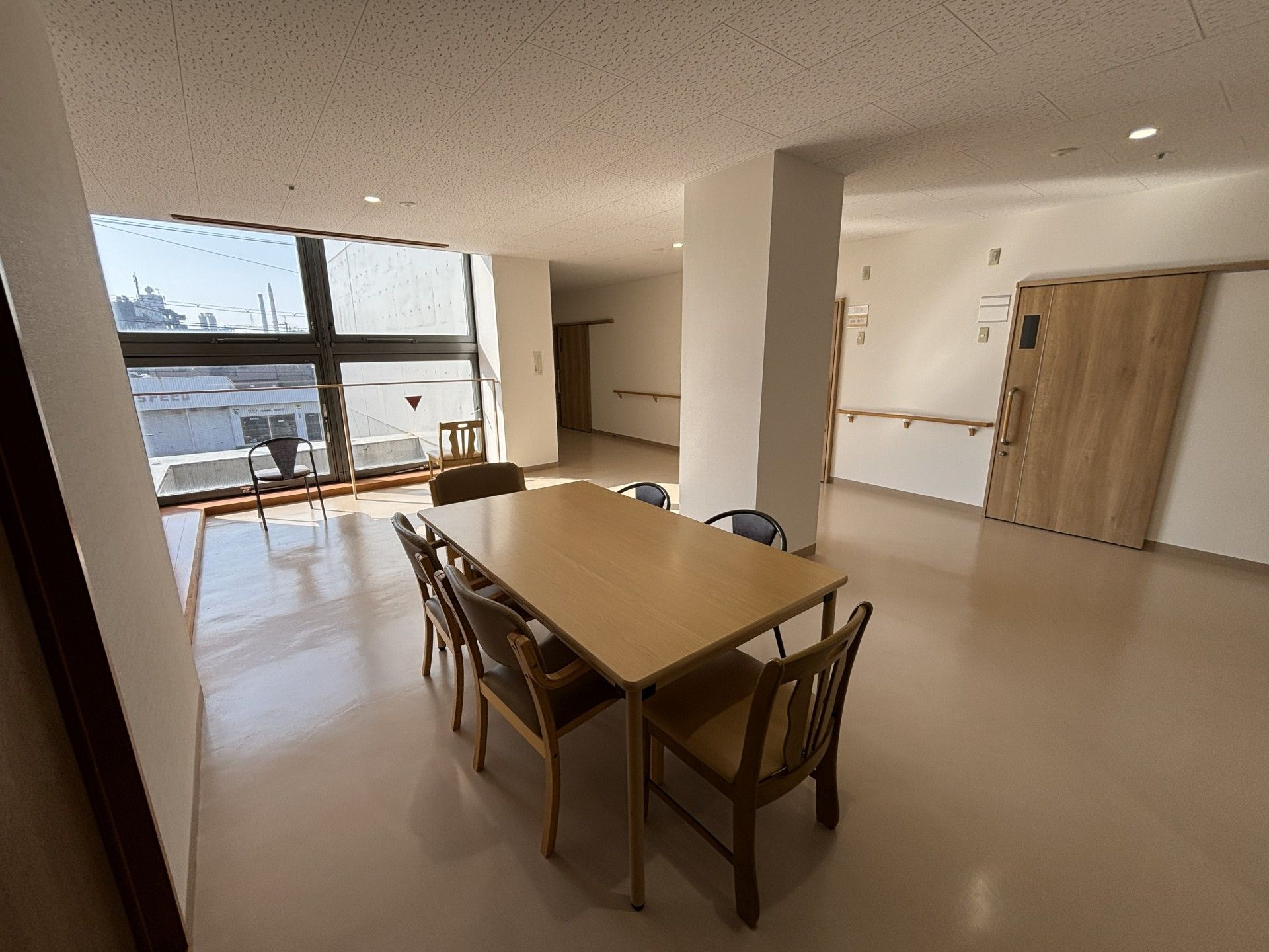 日差しが差し込む部屋