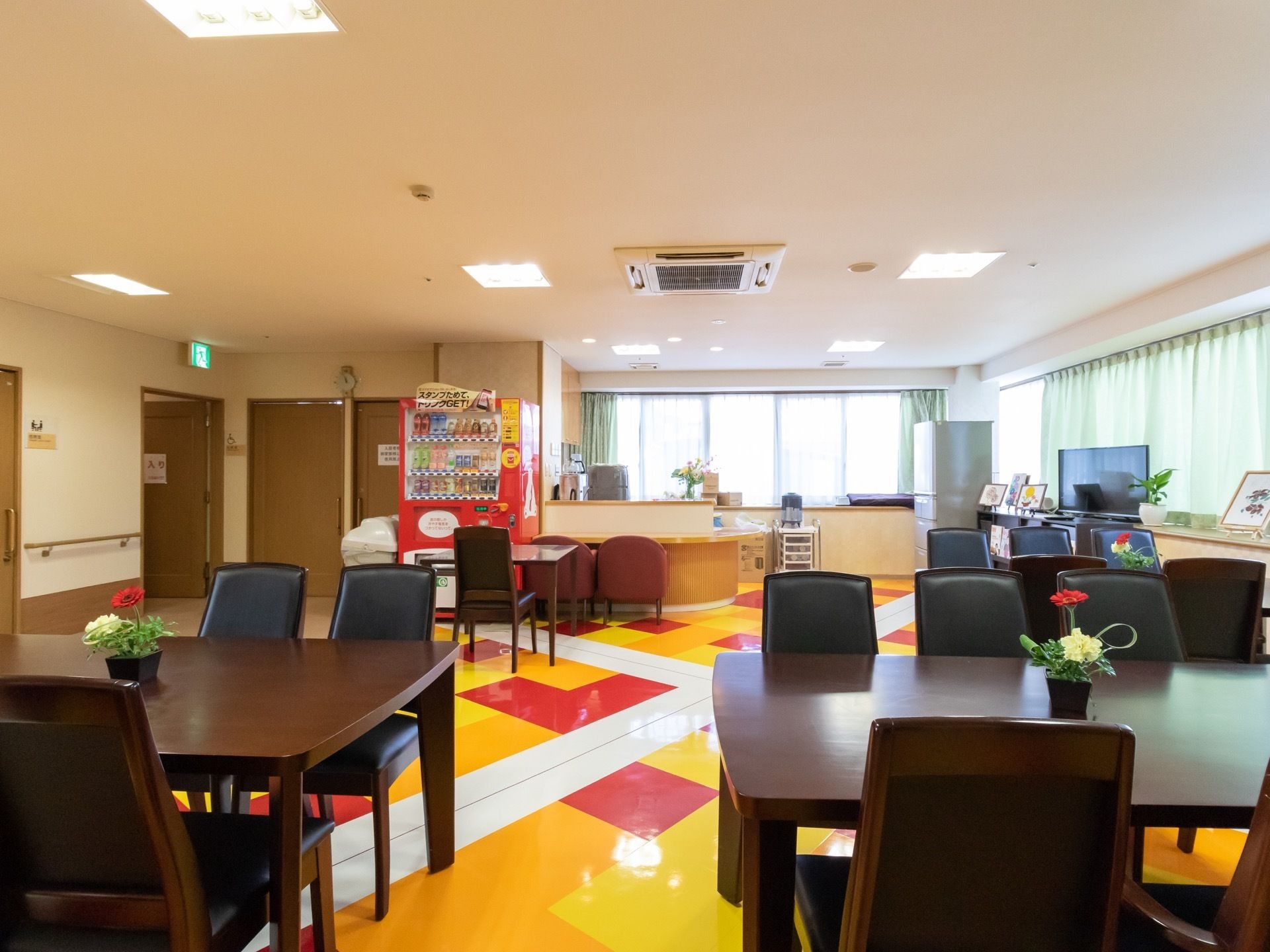 6人掛けのテーブルが、距離を空けて多数配置されている。自動販売機が置いてあり、自由に飲み物が購入できる。