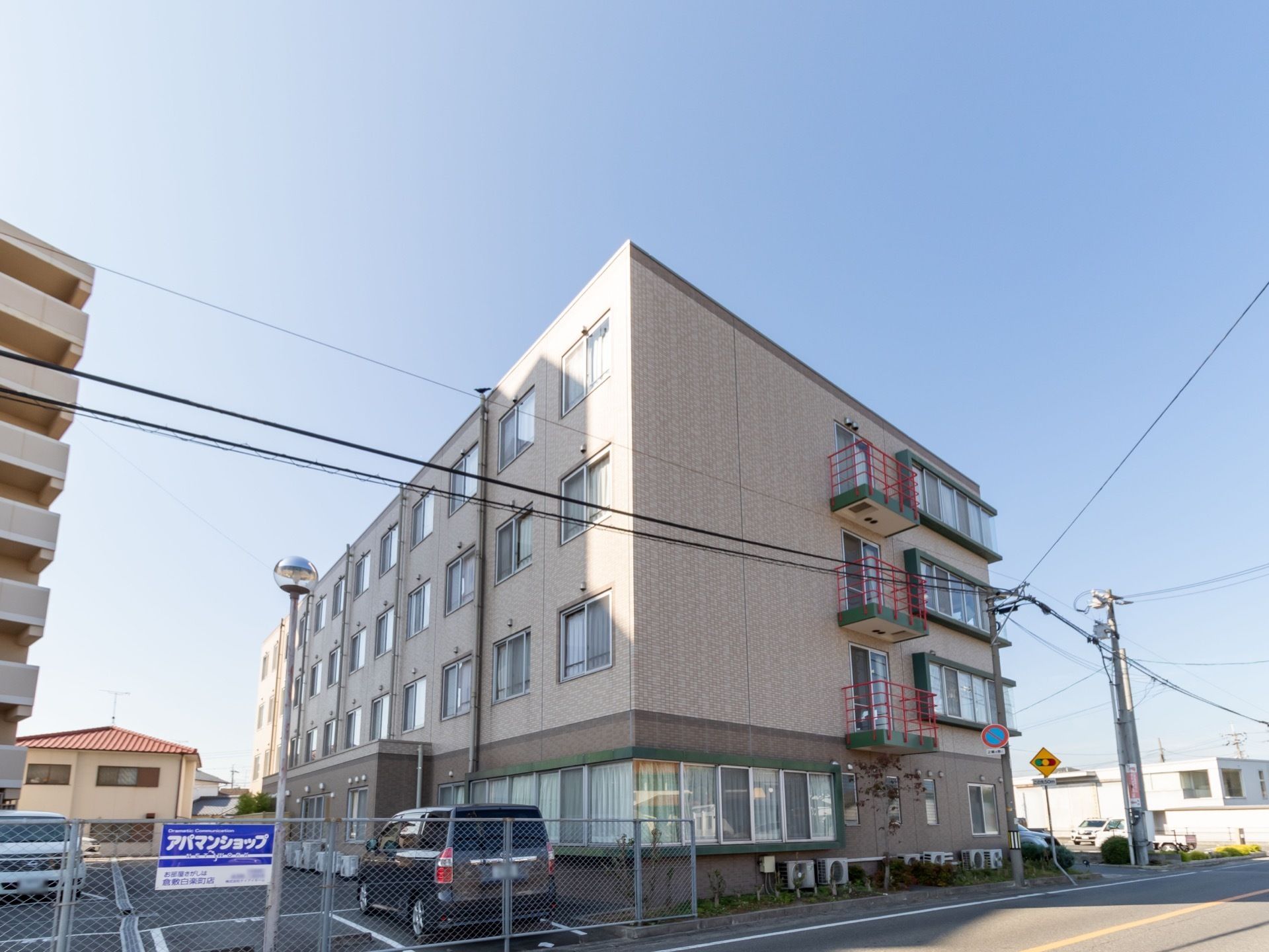 建物は茶色のグラデーションカラーの外装で、落ち着いた印象。窓が多数設置され、太陽光が室内に取り込めるようにデザインされている。