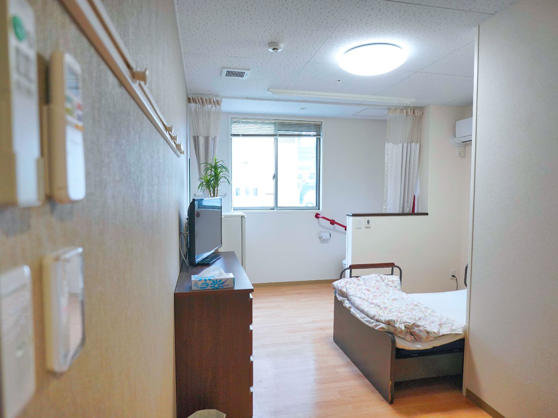 ベッドやチェストが設置された居室