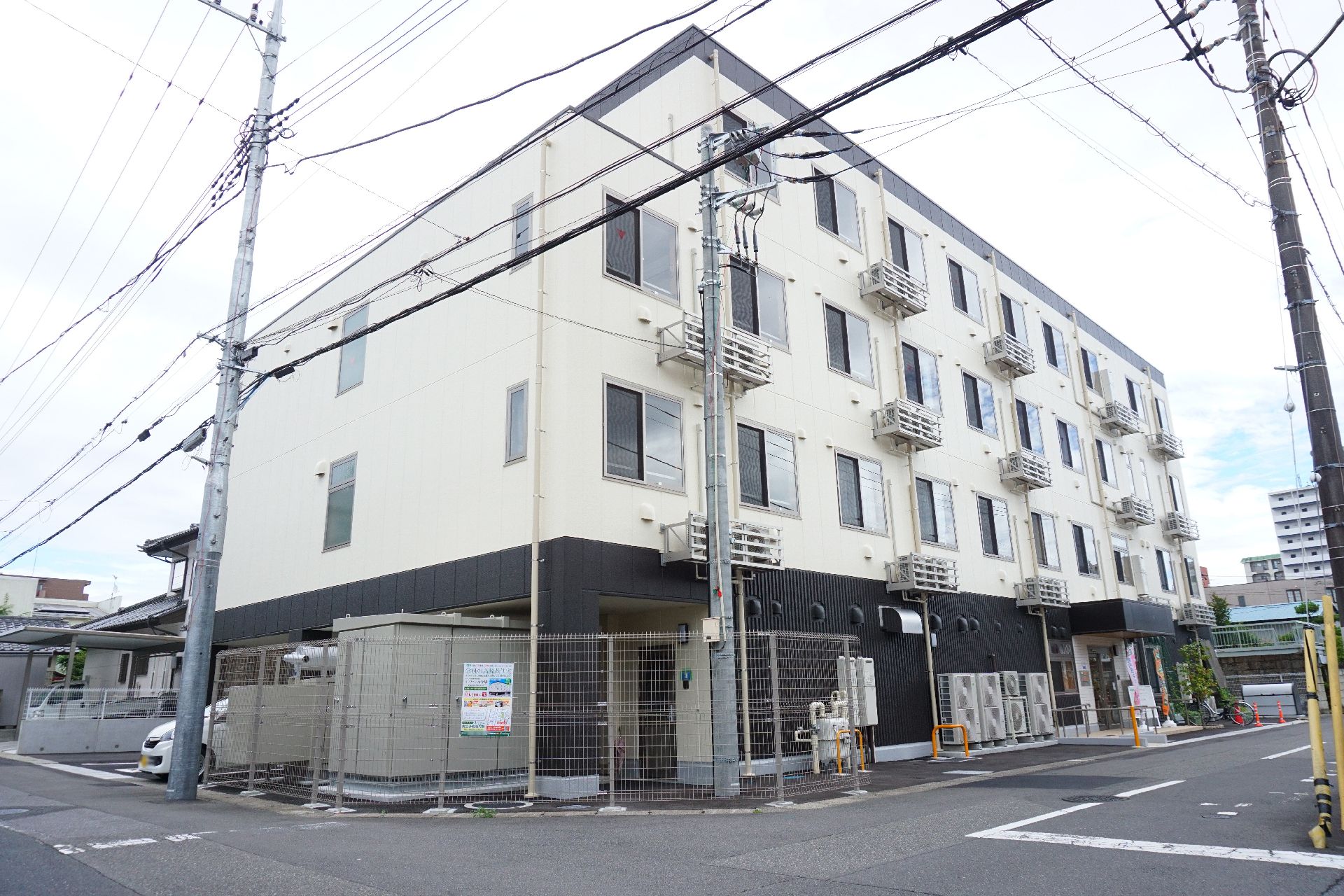 外壁が白一色で周囲の環境に溶け込んでいる施設の外観