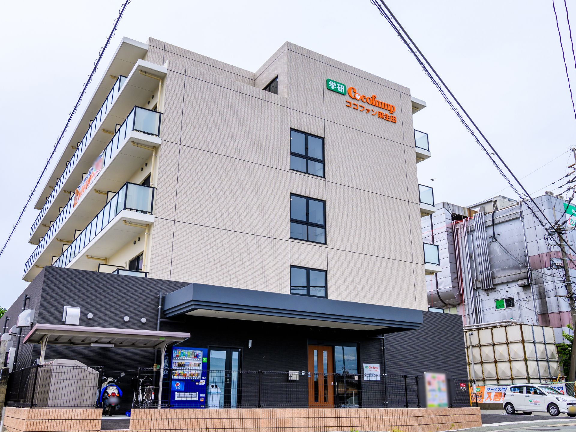 落ち着いた色合いで、高級マンションのような存在感がある施設の外観