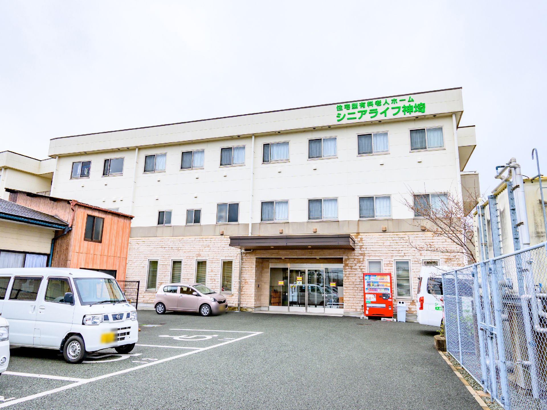 ２階建てで、落ち着いた色合いの施設の外観