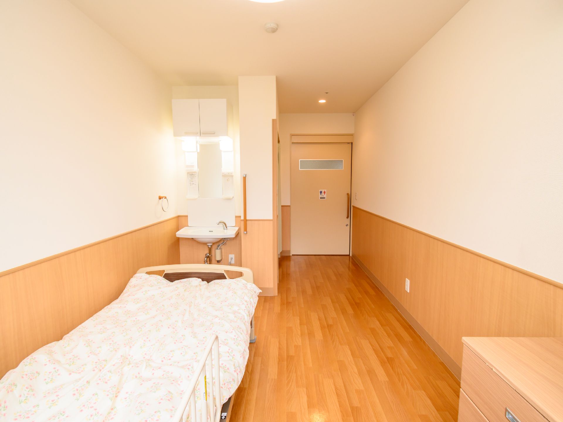介護ベッドが設置された居室