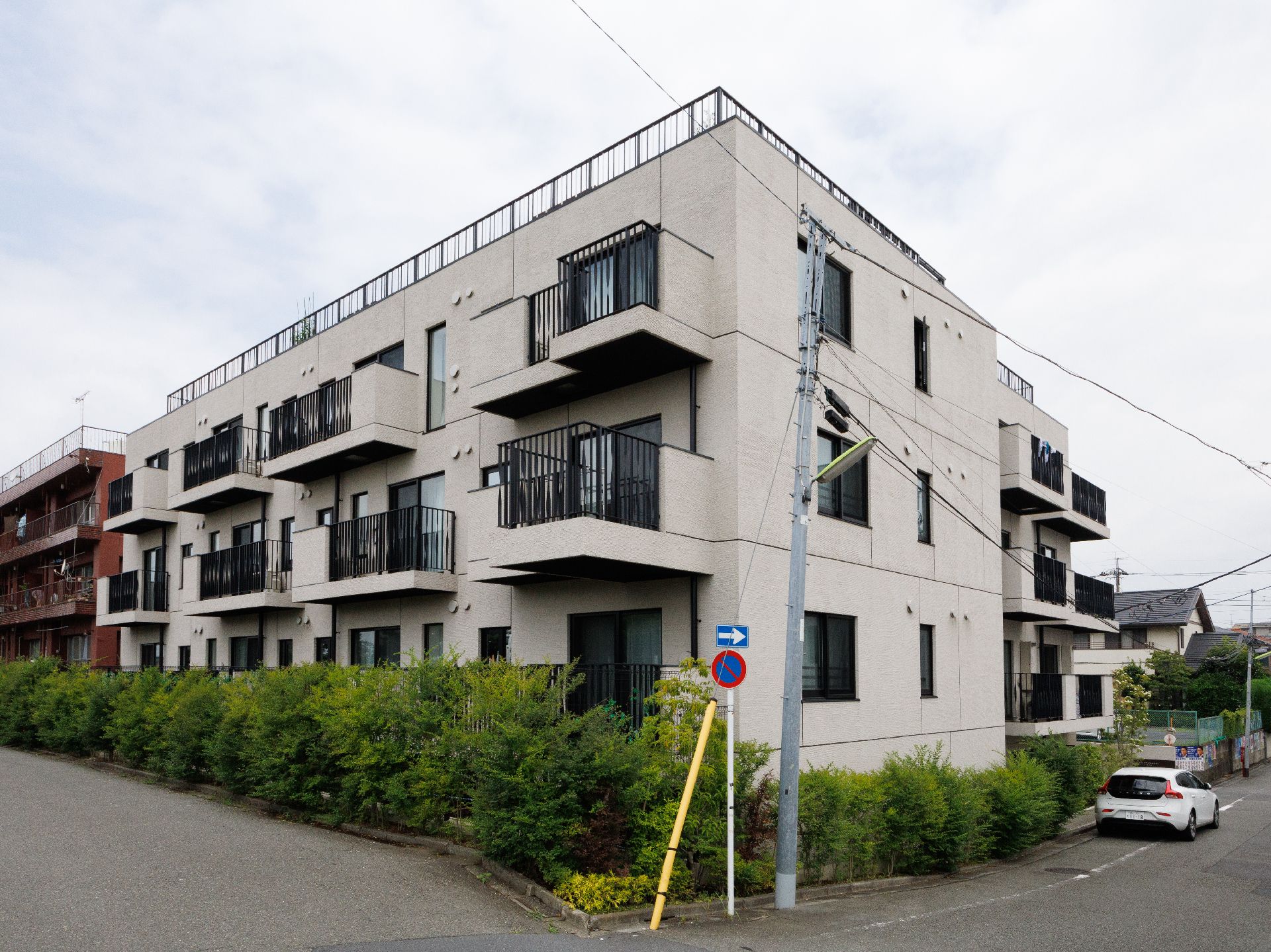 低層のマンションのような雰囲気があり、遠くからでも目立つ色合いの外観