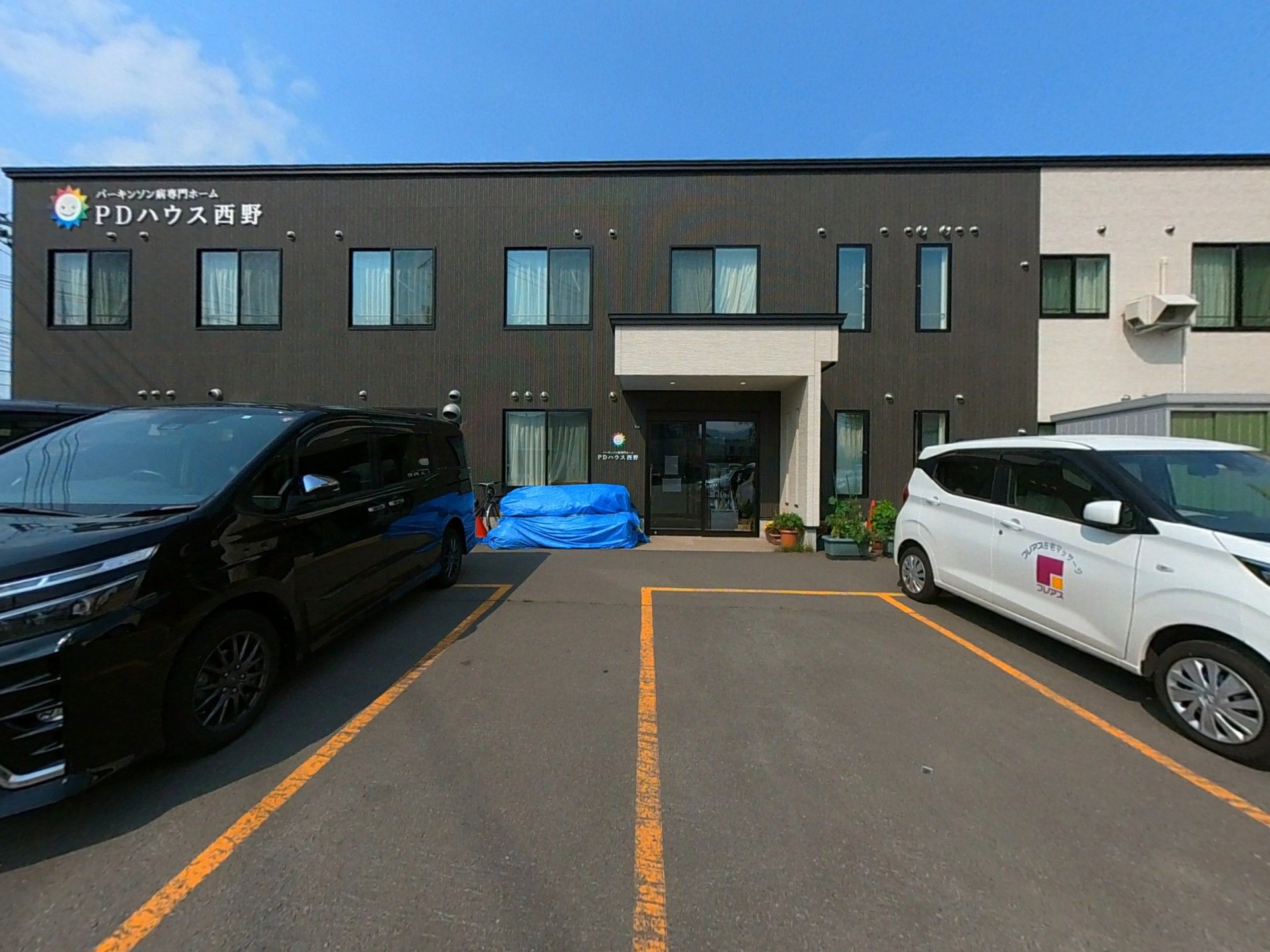 明るい外観の建物入口