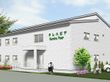 白を基調とした２階建ての建物は日当たり良好で、玄関先には手すり付きのスロープや階段がある。