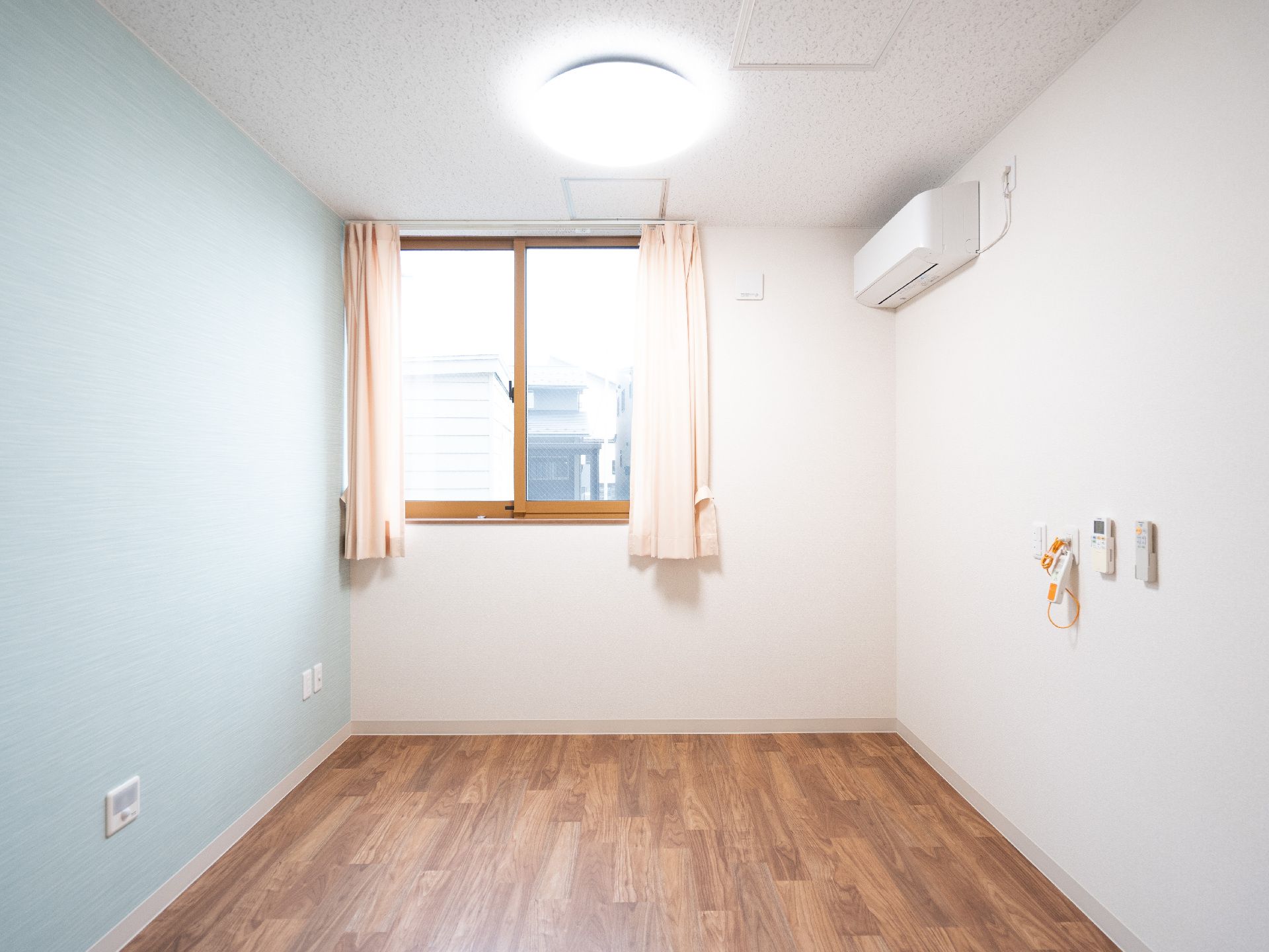 通路に段差が無く、出入口のドアが引き戸になっている居室