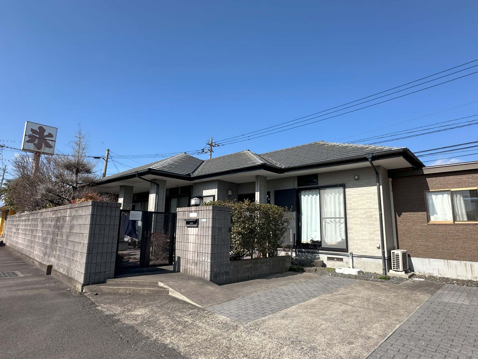 落ち着いた外観の建物