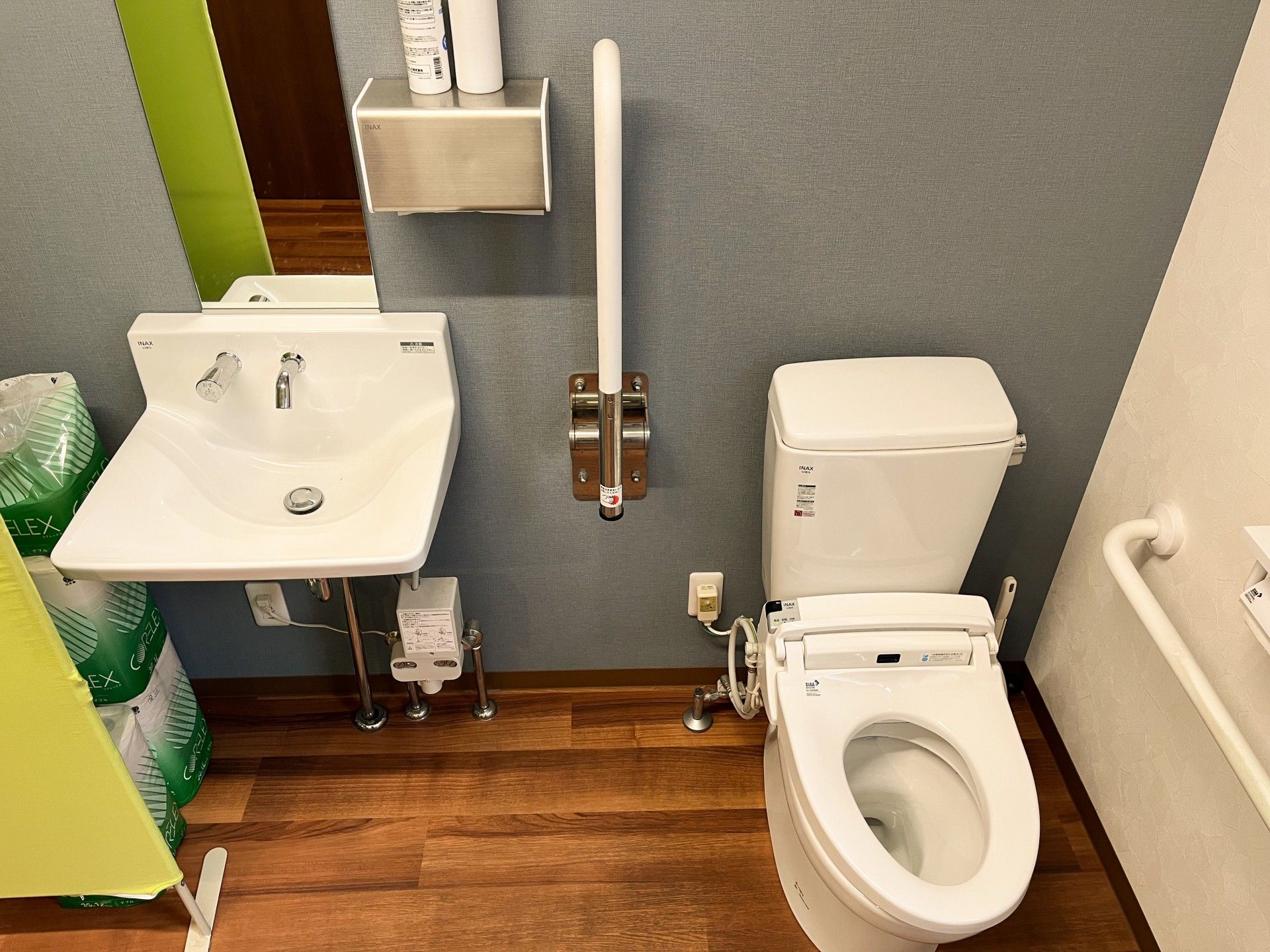洗面台の横にはトイレペーパーーがストックされている