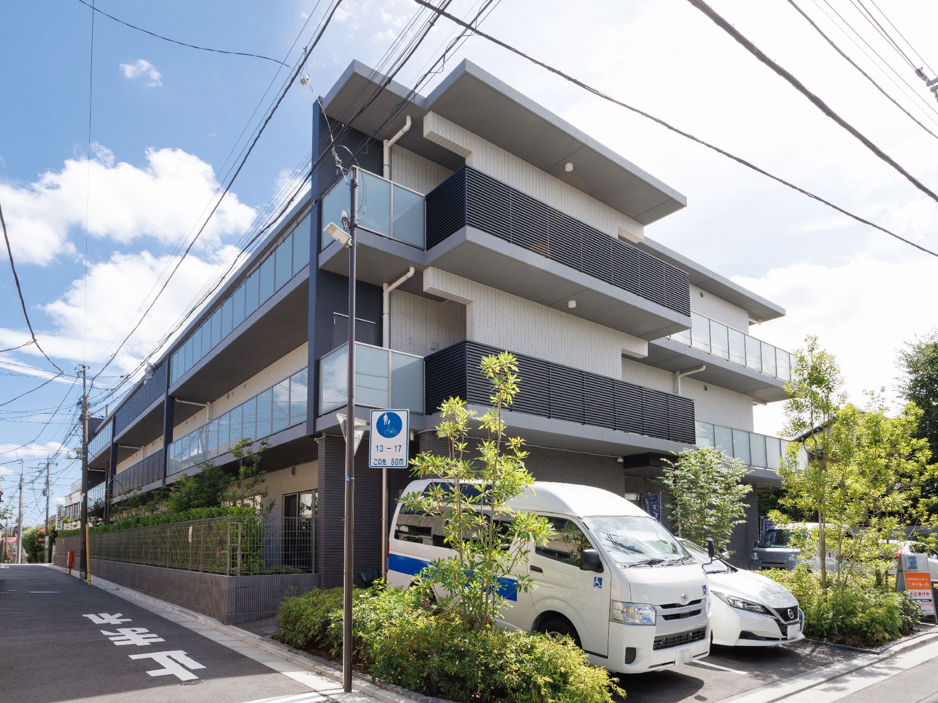 駐車場がある介護施設全体の外見