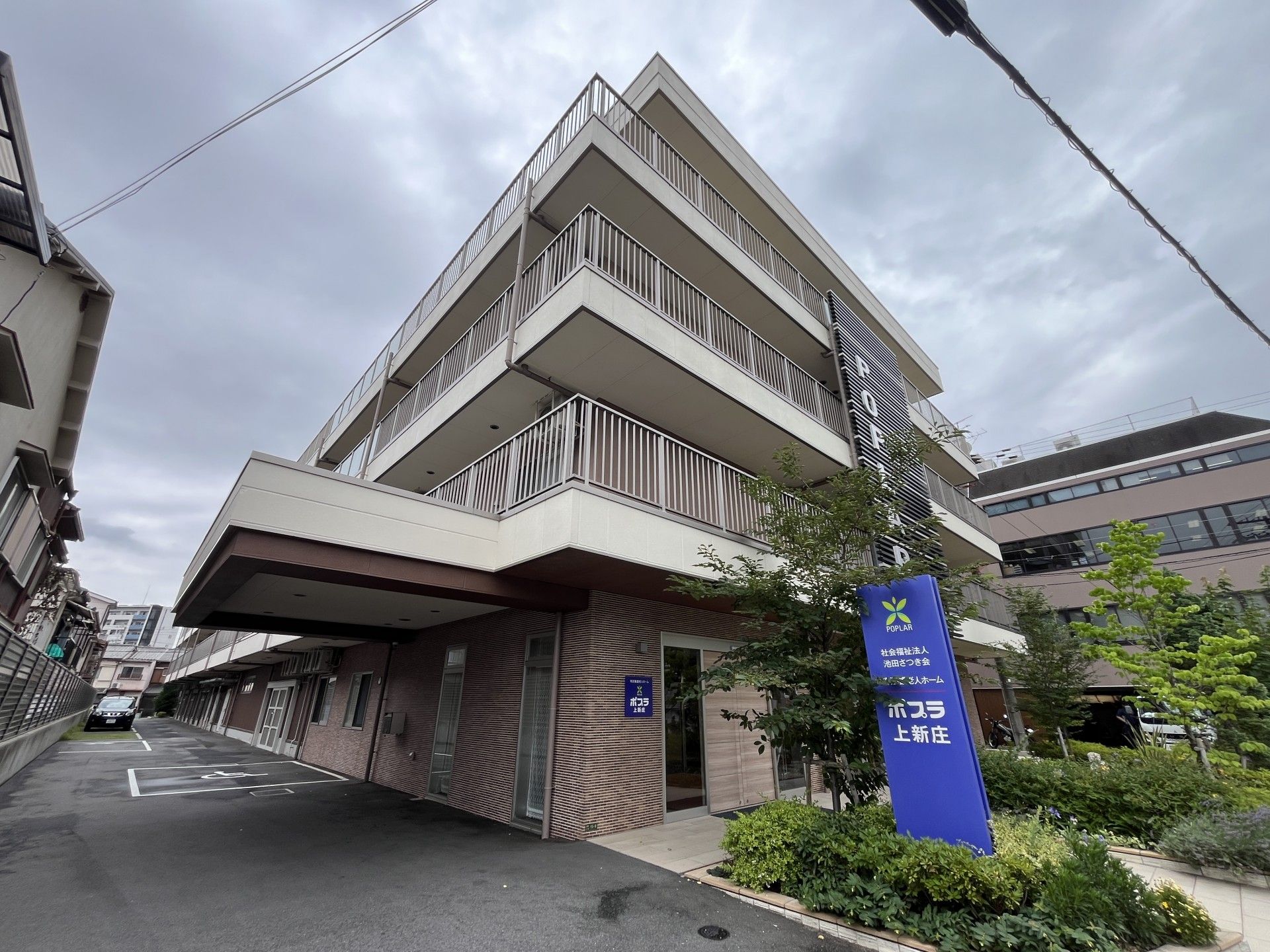 緑に囲まれた建物外観