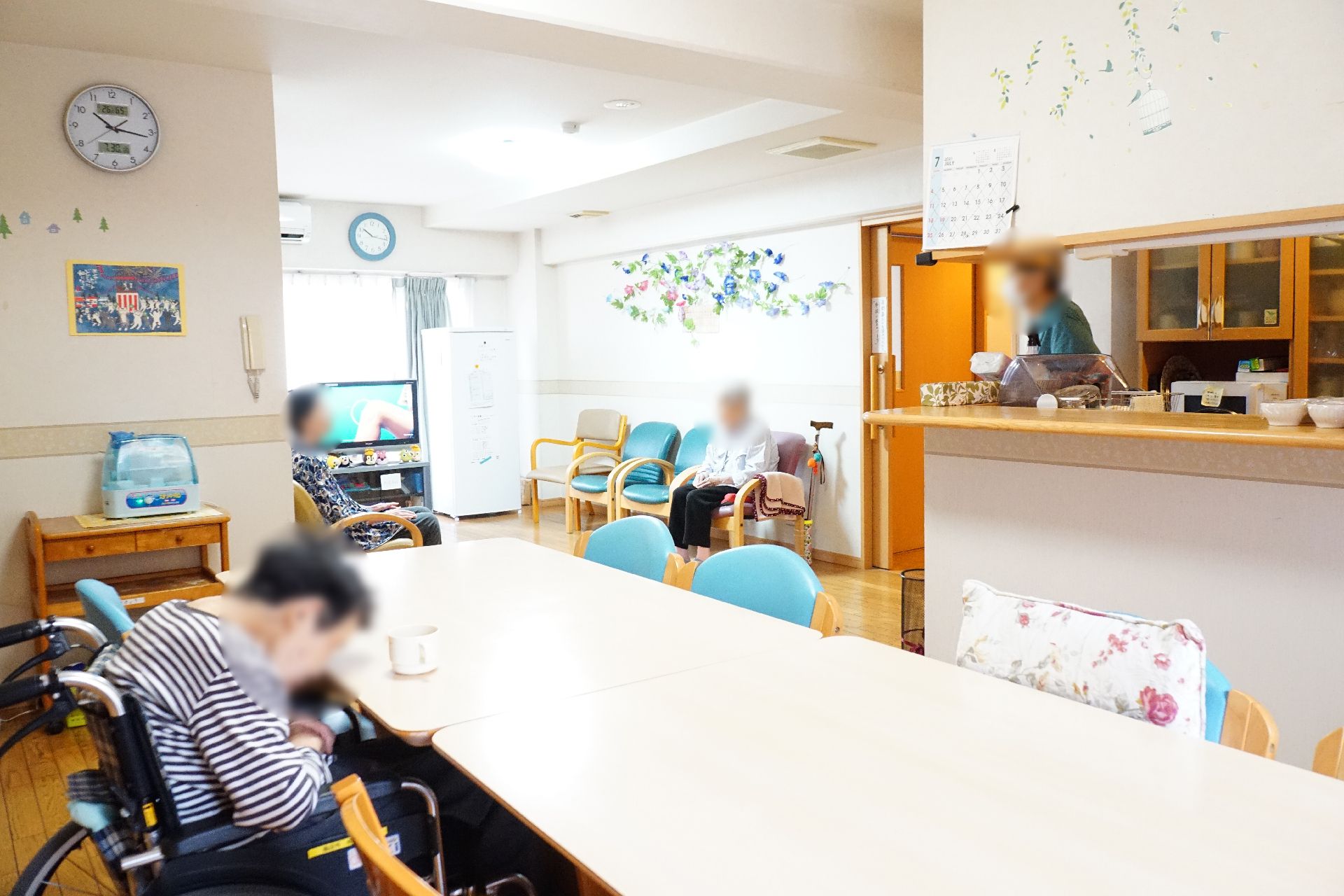 面積が広く、テレビ、テーブルが設置されているリビング