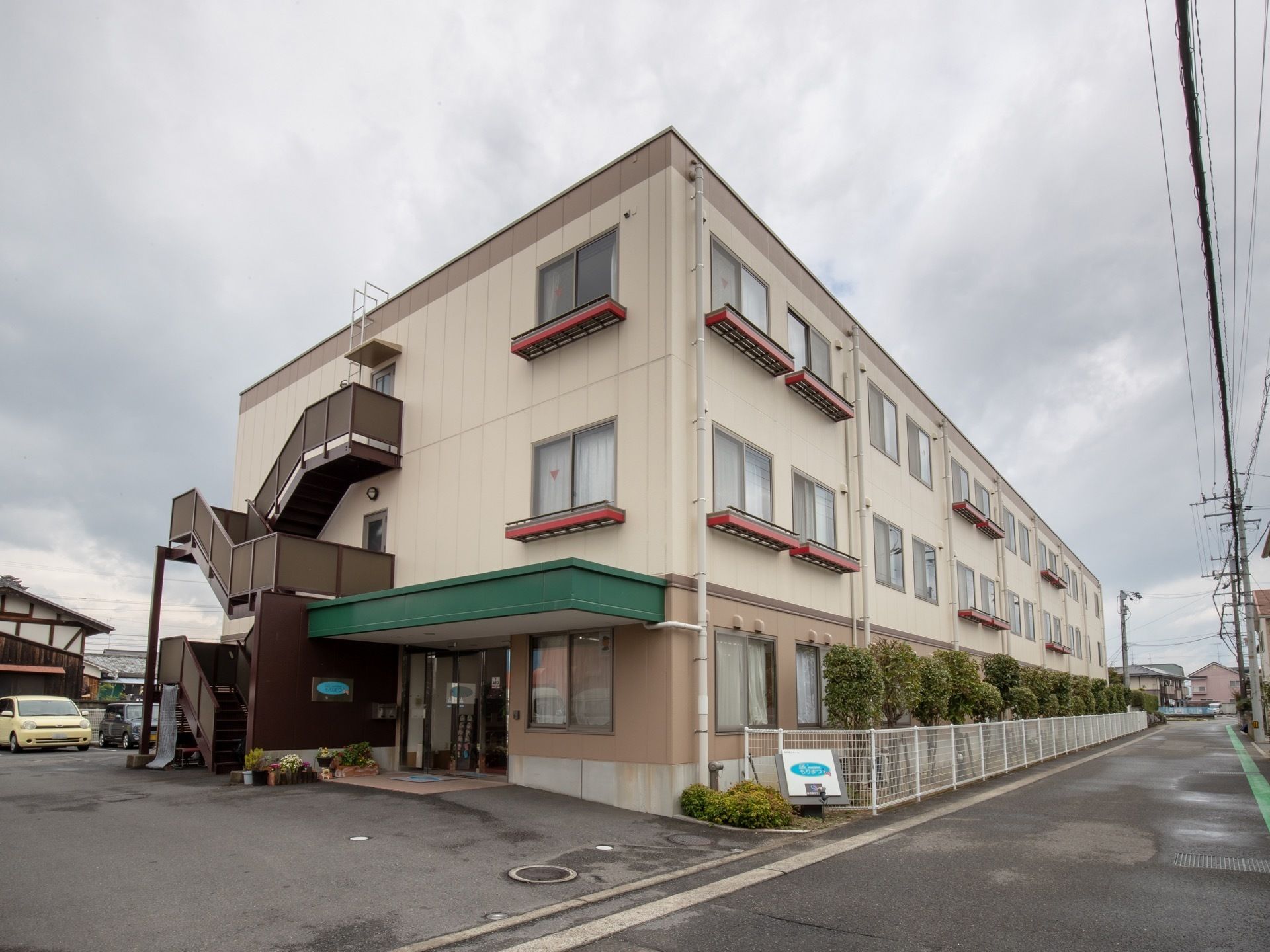 玄関の前には２階部分がせりだしており、雨にあたらず車の乗降ができる。
