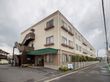 玄関の前には２階部分がせりだしており、雨にあたらず車の乗降ができる。