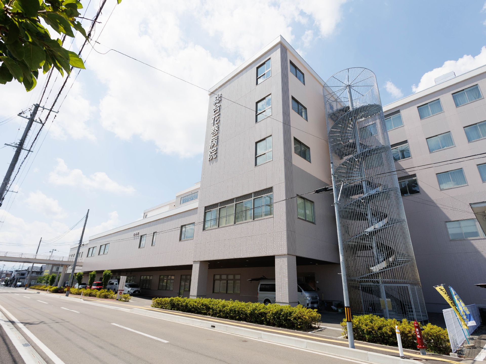 段差が排除された、車椅子の方でも楽に入館できる施設の外観