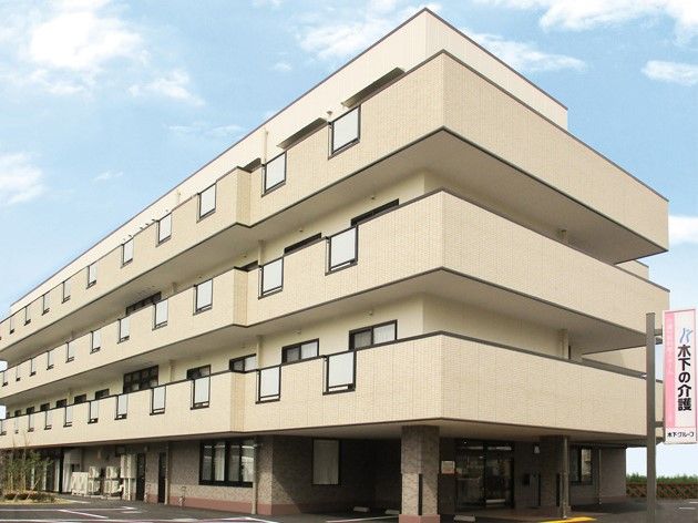 むだな凹凸がないスタイリッシュな外観の建物。リアンレーヴ宝塚の外観