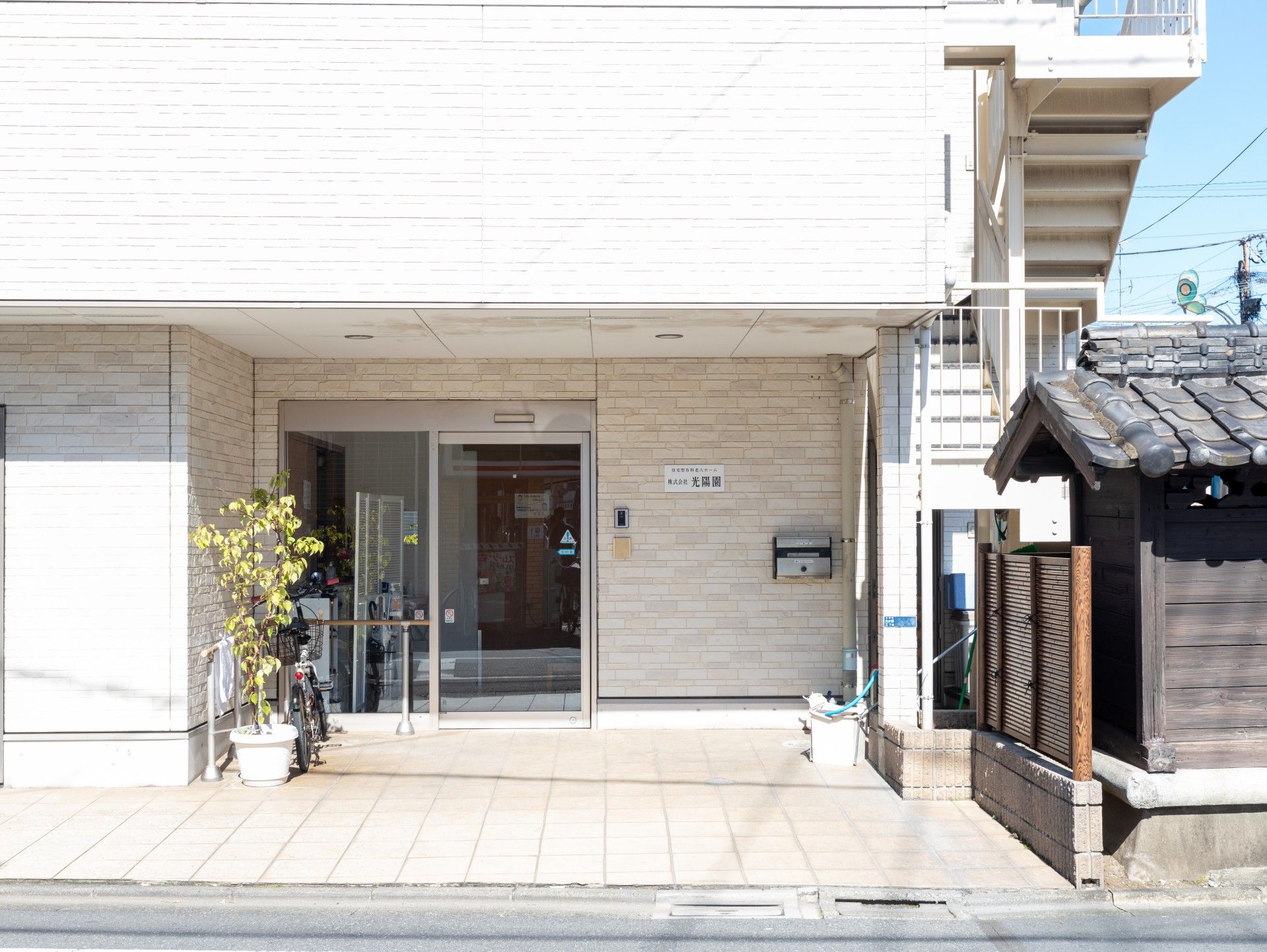 明るい入り口の建物