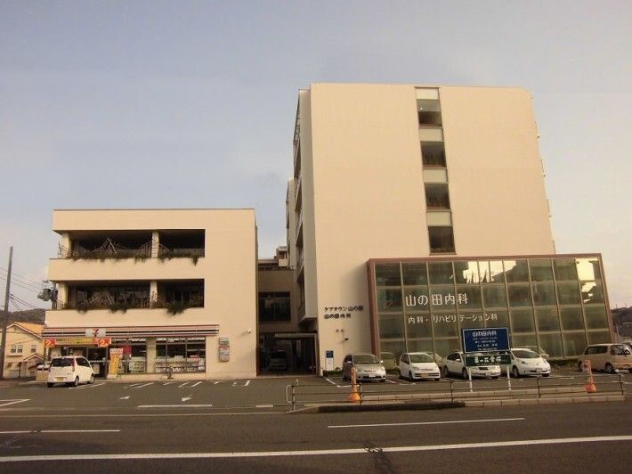 鉄骨造の大きな建物が並んでいる様子。サービス付き住宅ケアタウン山の田の外観
