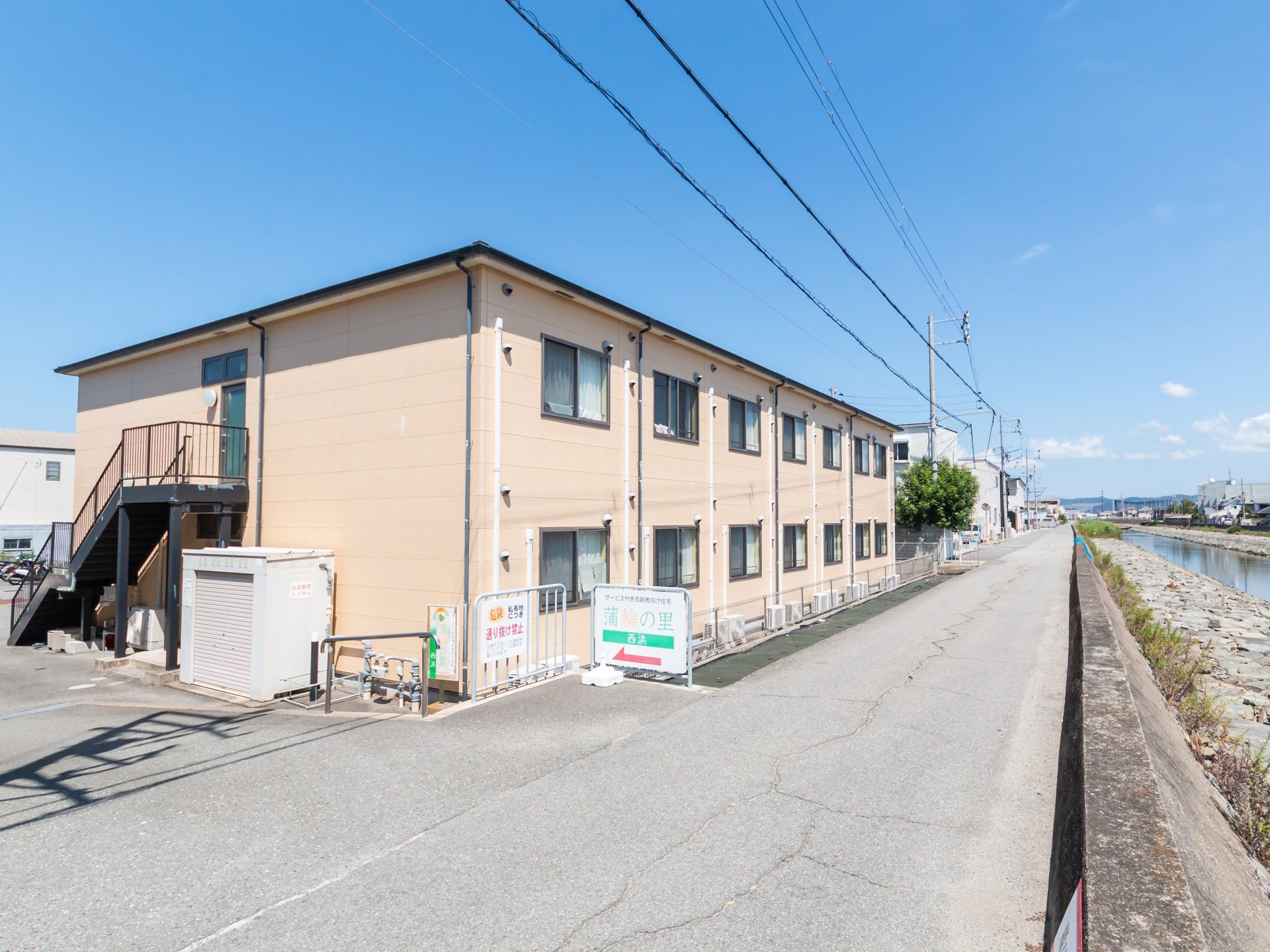 川沿いの建物外観