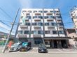 駐車場のある、マンションのような形をした介護施設の外観