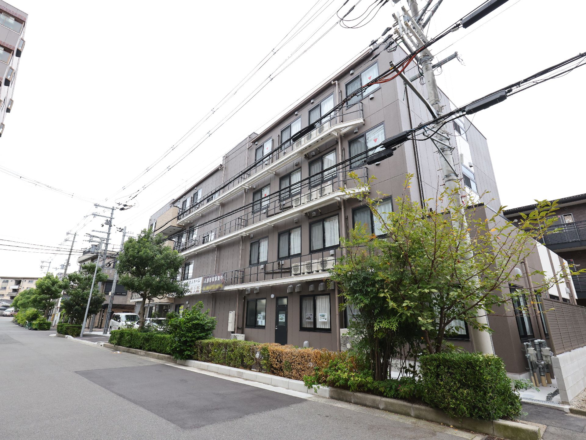 駐車場のある、マンションのような形をした介護施設の外観