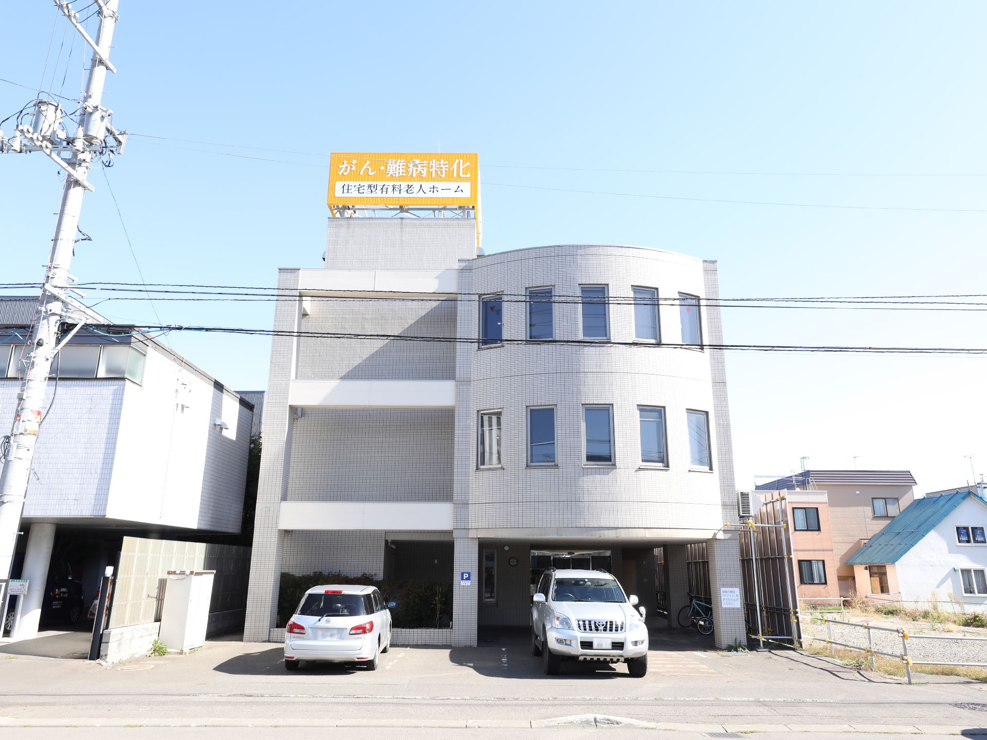 地上３階建ての清潔感のある外観をした老人ホーム