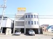 地上３階建ての清潔感のある外観をした老人ホーム